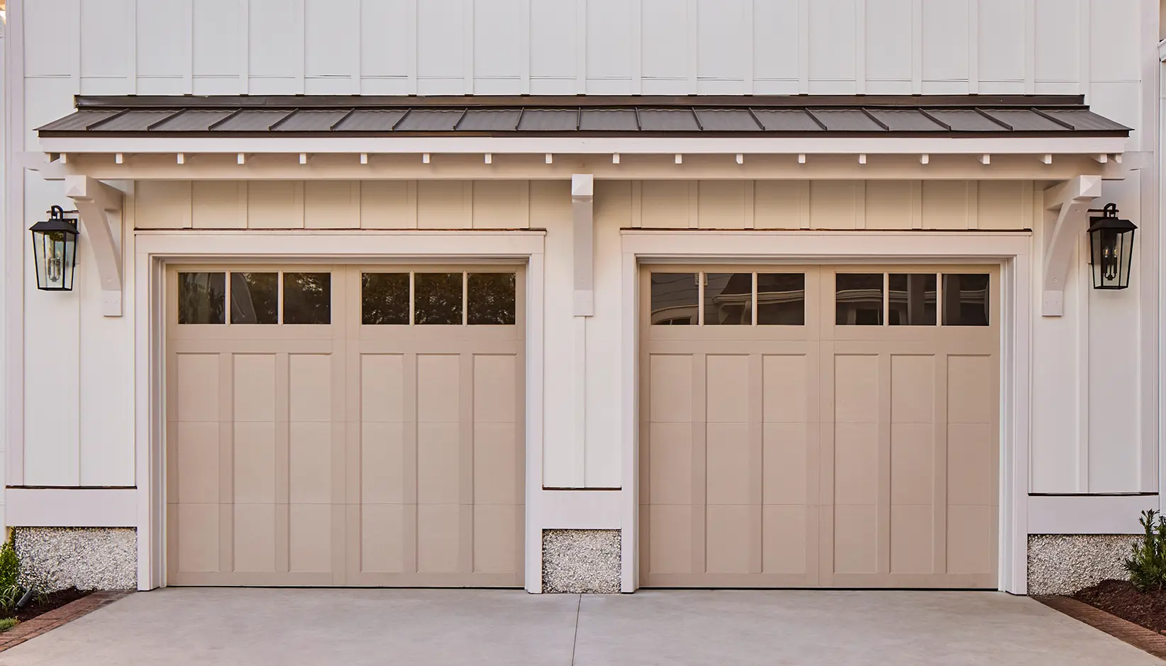 Canyon Ridge® 4-Layer garage door in Design 13 with REC 13 windows in Natural Finish