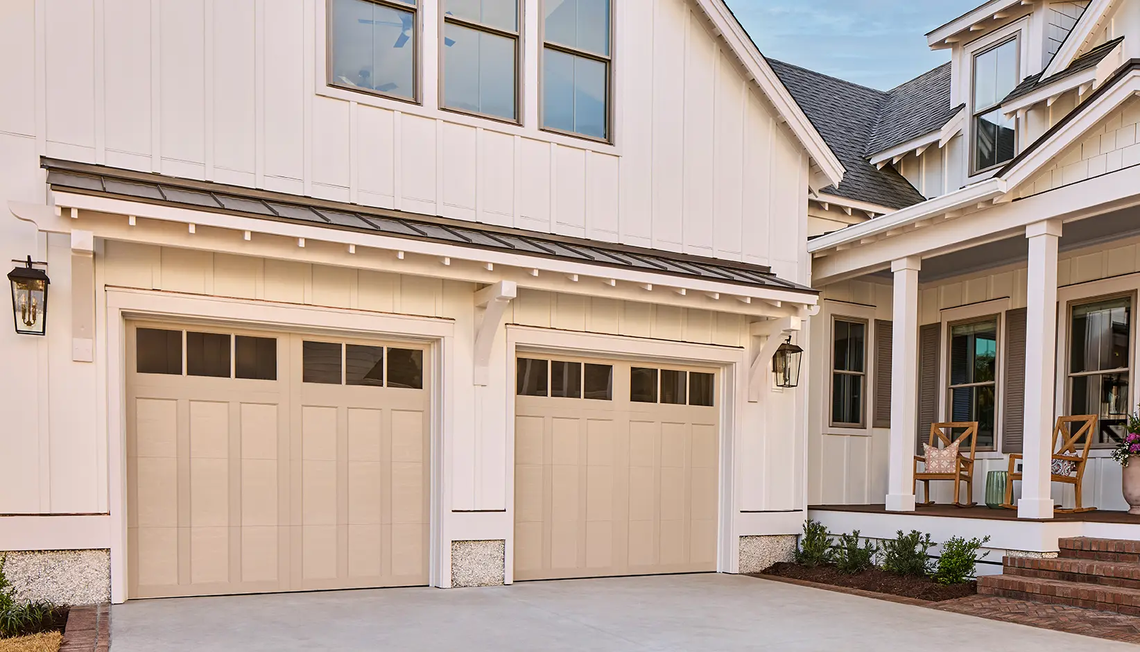 Canyon Ridge® 4-Layer garage door in Design 13 with REC 13 windows in Natural Finish