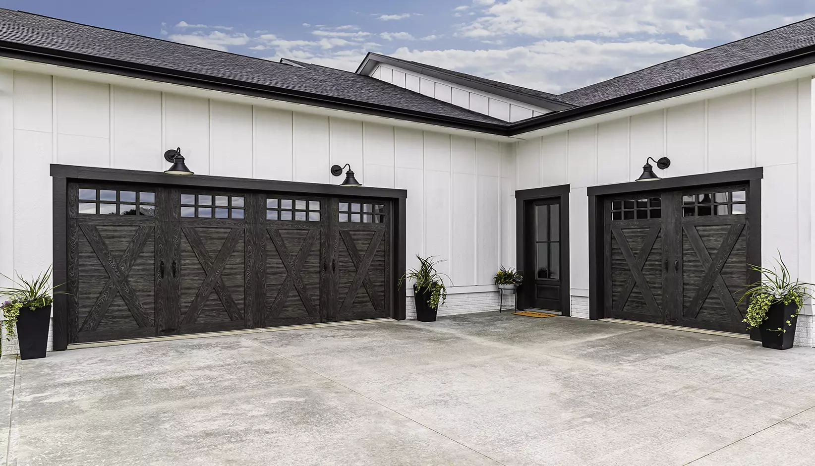 Canyon Ridge 4-layer garage door in Design 21 with SQ24 windows in Ultra-Grain® Cypress Slate Finish