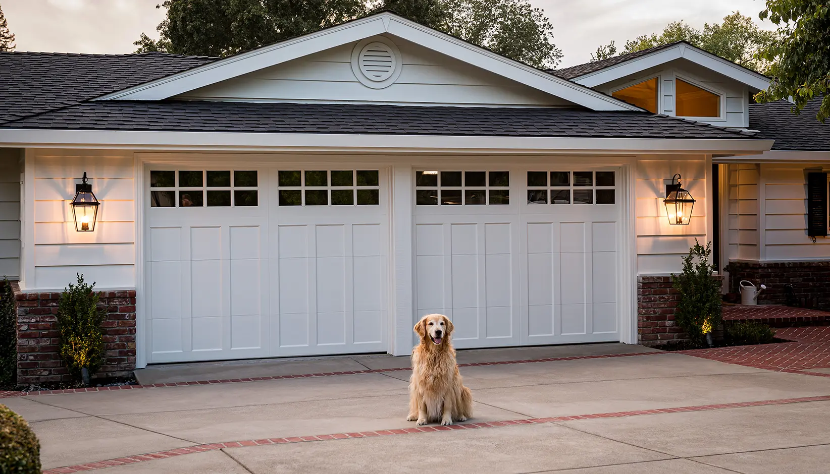 Coachman-D13-SQ23-AFP187 Coachman Garage door in white